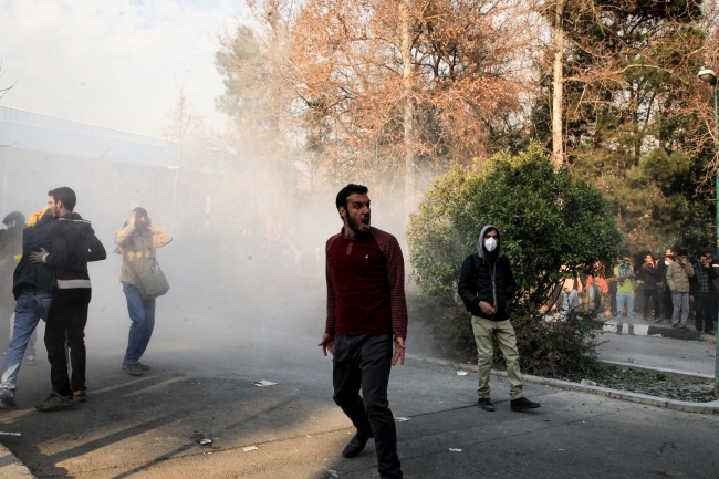 İran'daki protestolarda hayatını kaybedenlerin sayısı 12'ye yükseldi