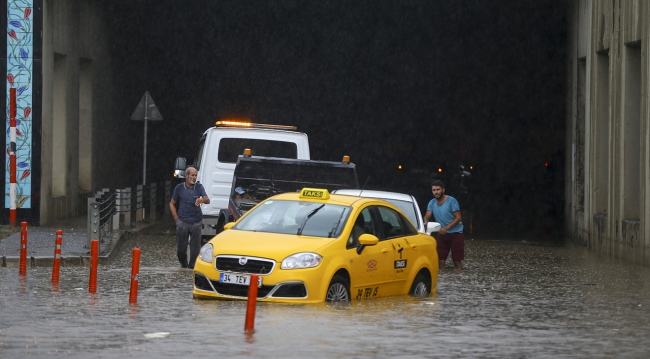 İstanbul şiddetli yağışa teslim oldu