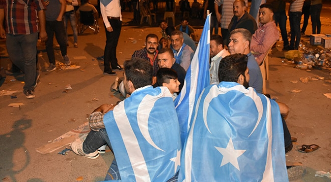 Türkmen göstericiler gece nöbetlerine devam ediyor