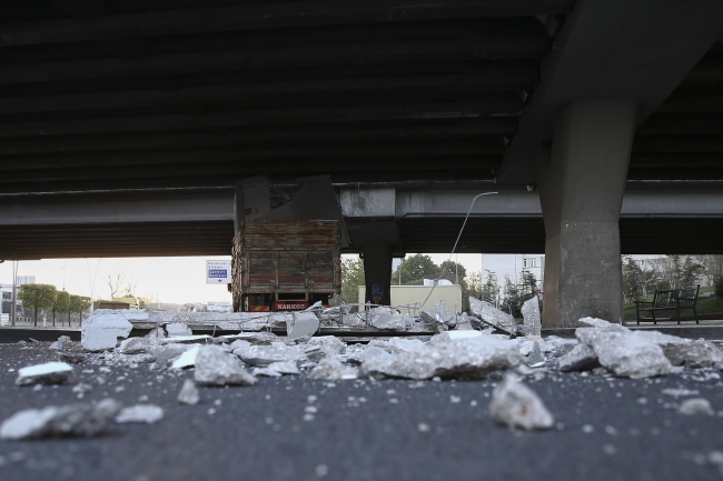 Trafo yüklü kamyon köprüye sıkıştı; yola beton yığınları saçıldı