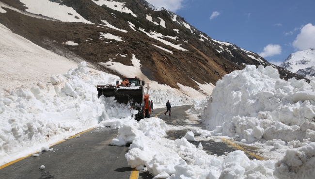 Ovit Dağı'nda karla mücadele baharda da devam ediyor