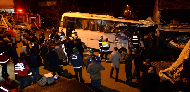 Karabük'te servis otobüsü eve çarptı: 4 işçi hayatını kaybetti