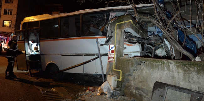 Karabük'te servis otobüsü eve çarptı: 4 işçi hayatını kaybetti