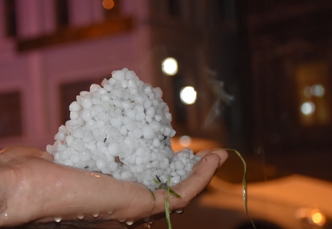 Kars'ta dolu yağışı sokakları beyaza bürüdü