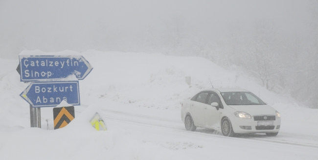 Kastamonu'da etkili olan kar nedeniyle araçlar yolda kaldı