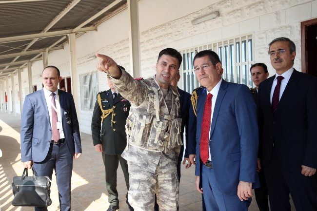 Milli Savunma Bakanı Canikli, Katar'daki TSK birliğini ziyaret etti