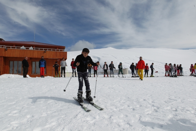 Hakkari'de 5 bin öğrenciye kayak eğitimi verildi