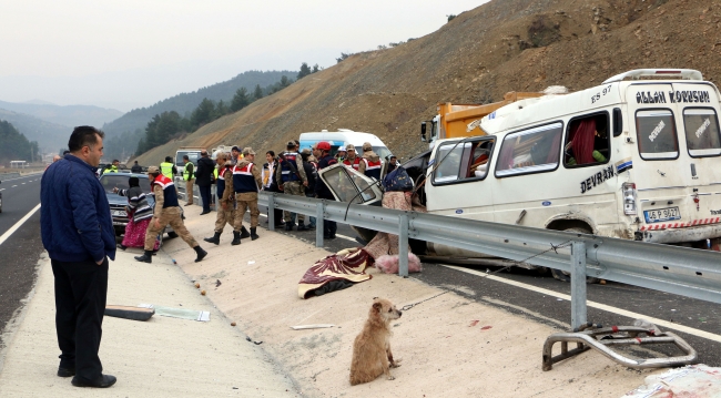 Kahramanmaraş'ta minibüs kamyona çarptı: 9 ölü, 7 yaralı