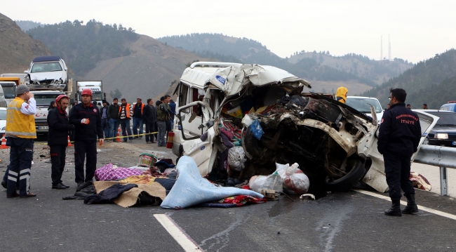 Kahramanmaraş'ta minibüs kamyona çarptı: 9 ölü, 7 yaralı