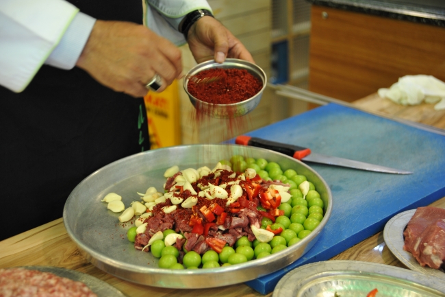 Gaziantep mutfağında yenidünya ve erik meyveleri de, lezzetli yemeklere dönüşüyor