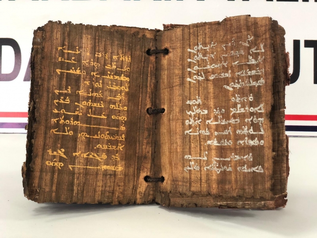 Diyarbakır’da 1300 yıllık altın yazmalı kitap ele geçirildi