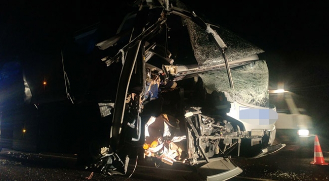 Yolcu otobüsü kamyona çarptı: 1 ölü, 15 yaralı