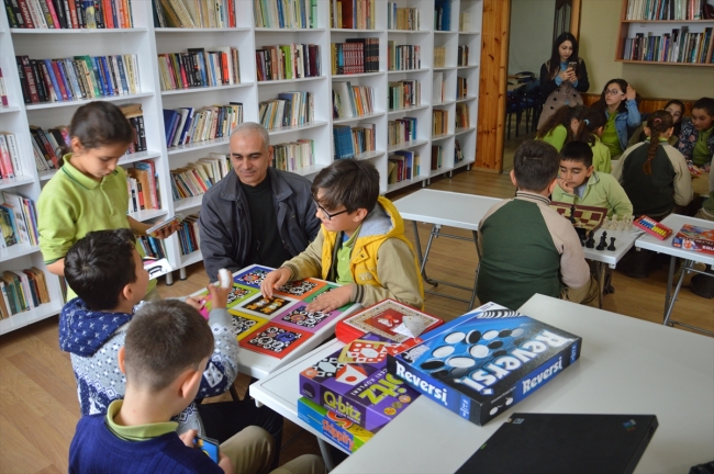 Mahalle muhtarının kurduğu mini kütüphaneye destek yağıyor