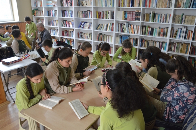 Mahalle muhtarının kurduğu mini kütüphaneye destek yağıyor