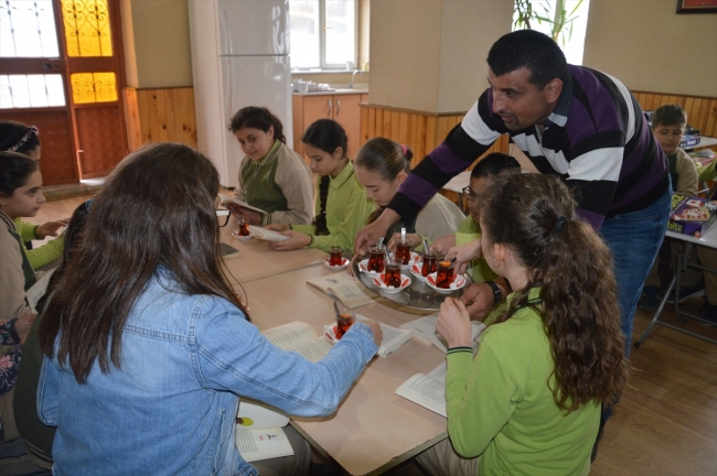 Mahalle muhtarının kurduğu mini kütüphaneye destek yağıyor