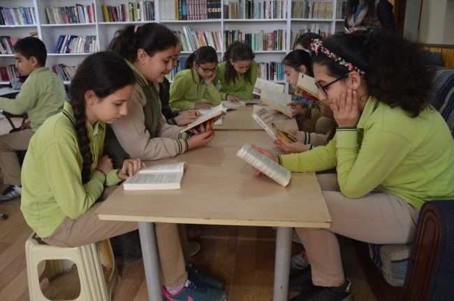 Mahalle muhtarının kurduğu mini kütüphaneye destek yağıyor