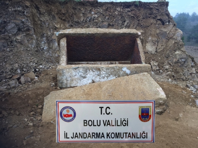 İnşaat çalışmasında 2 bin yıllık lahit mezarlar bulundu