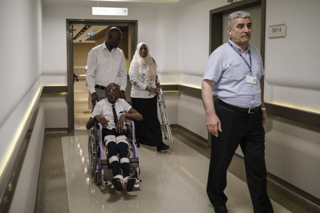 14 yaşındaki Libyalı Ali Muhammed ilk adımını Türk doktorları sayesinde attı