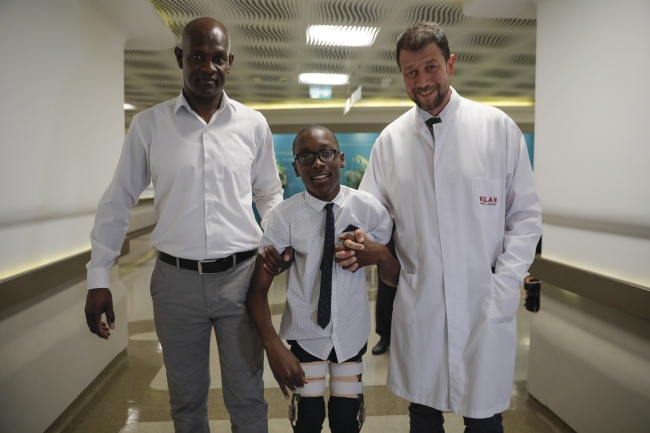 14 yaşındaki Libyalı Ali Muhammed ilk adımını Türk doktorları sayesinde attı