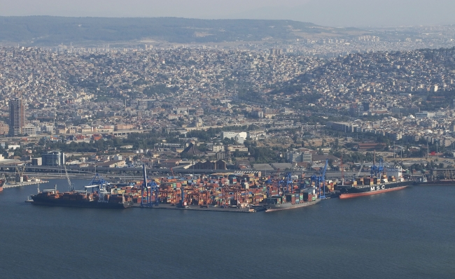 Aliağa, Türkiye'nin ihracat kapısı İzmir Limanı'nı solladı