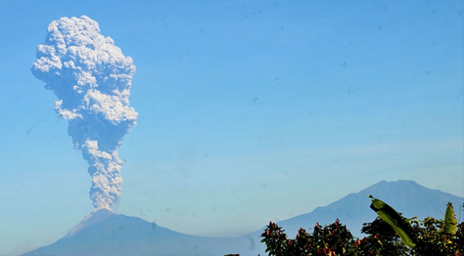 Endonezya'daki Merapi Yanardağı'nda patlama