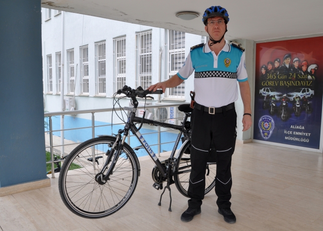 Makam aracını bıraktı, bisiklet kullanmaya başladı