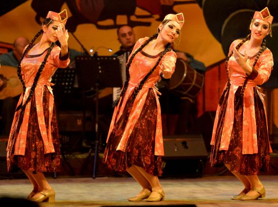 Ermeni müziği ve halk dansları şöleni