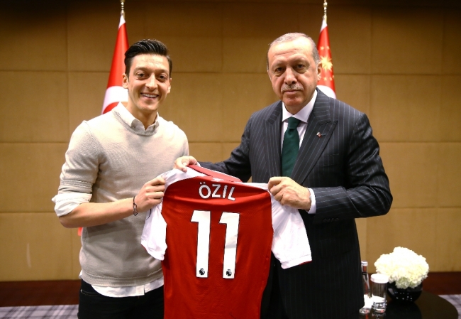 Almanya'da ırkçı parti Mesut Özil'i hedef aldı