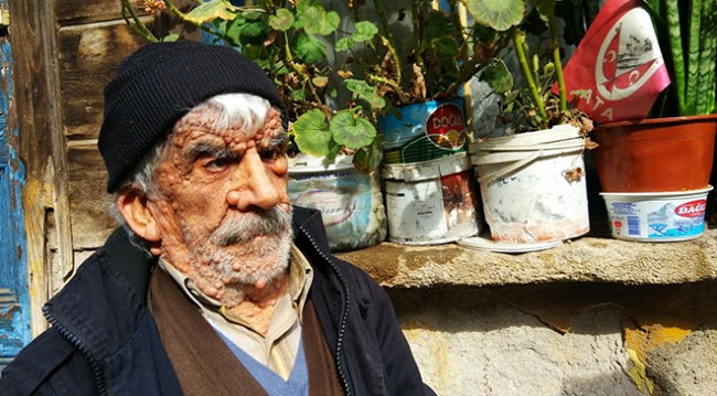 80 yaşındaki Mustafa Uçak, çiçekleri ile hayata tutunuyor