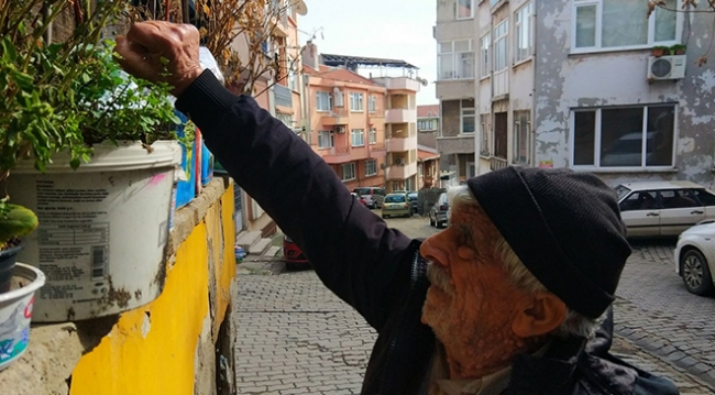 80 yaşındaki Mustafa Uçak, çiçekleri ile hayata tutunuyor