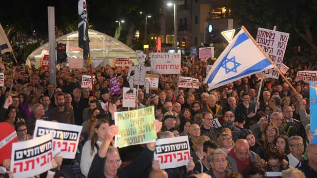 Tel Aviv'de binlerce kişi Netanyahu'yu protesto için sokaklara döküldü