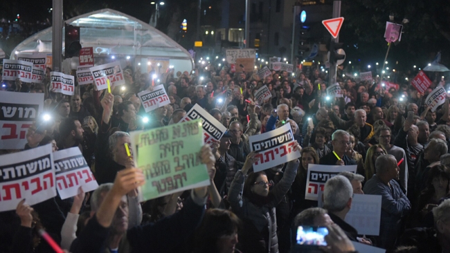 Tel Aviv'de binlerce kişi Netanyahu'yu protesto için sokaklara döküldü