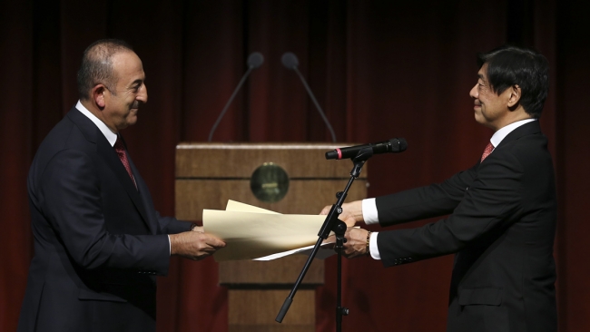 Bakan Çavuşoğlu'na "Japonya'nın en yüksek nişanı" takdim edildi