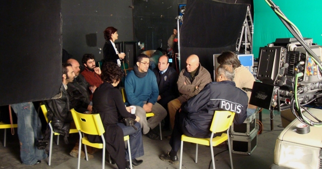 Film setlerinde çok kalabalık ekipler görev alıyor. Fotoğraf: Bir Zamanlar Anadolu'da set arası.