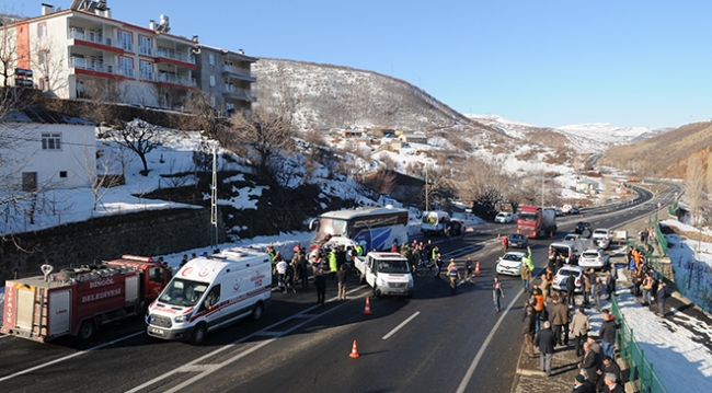 Bingöl'de yolcu otobüsü hafif ticari araçla çarpıştı: 4 ölü, 7 yaralı