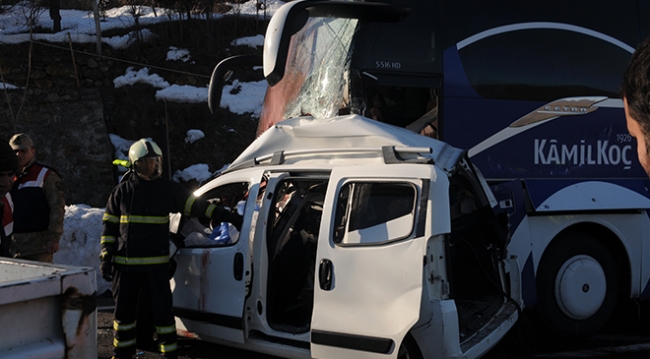 Bingöl'de yolcu otobüsü hafif ticari araçla çarpıştı: 4 ölü, 7 yaralı