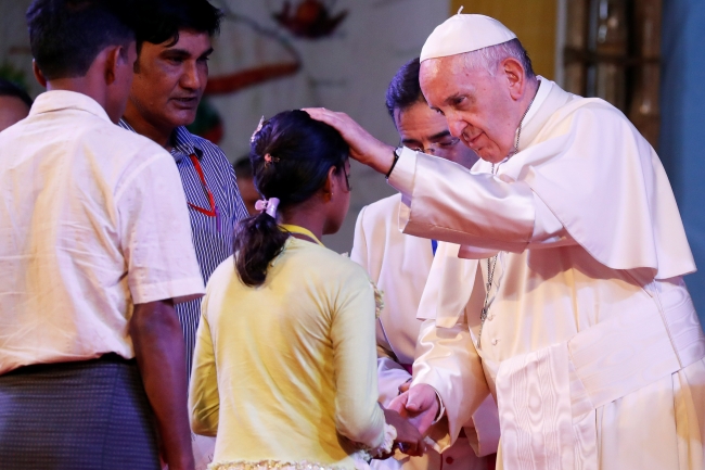 Papa, Arakanlı Müslümanlarla görüştü: İlk kez 'Rohingya' kelimesini kullandı