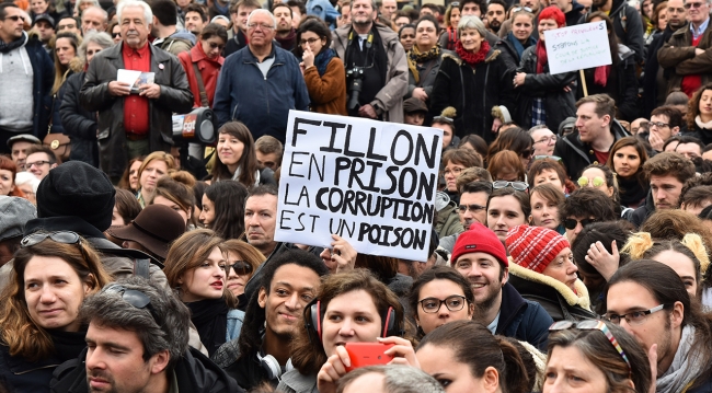 Paris'te 'yolsuzluk' protestosu
