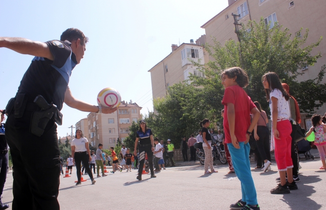 Polisten çocuklar için 'Sanalda yokum sokakta varım' projesi