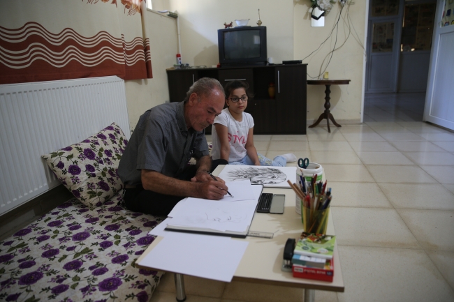 Savaş mağduru ressam, Suriyeli çocuklar için çiziyor