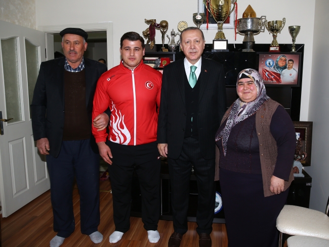 Cumhurbaşkanı Erdoğan, milli güreşçi Kayaalp'i evinde ziyaret etti