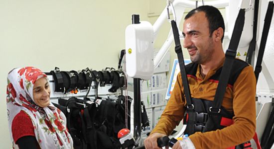 Robotik tedaviyle 3 haftada tekerlekli sandalyeden kurtuldu