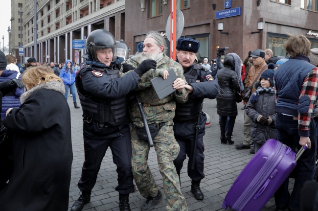 Putin karşıtı gösteriye katılan 380 kişiye gözaltı