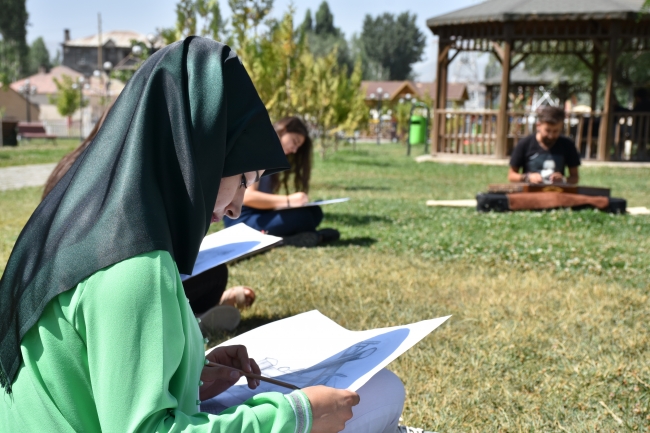 Öğrencilerini santur eşliğinde sınavlara hazırlıyor