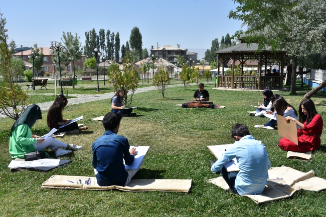 Öğrencilerini santur eşliğinde sınavlara hazırlıyor