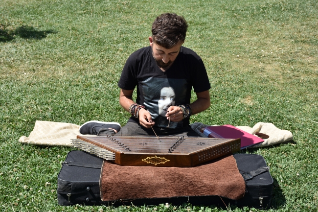 Öğrencilerini santur eşliğinde sınavlara hazırlıyor