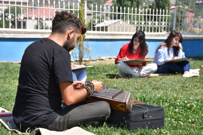 Öğrencilerini santur eşliğinde sınavlara hazırlıyor