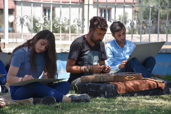 Öğrencilerini santur eşliğinde sınavlara hazırlıyor