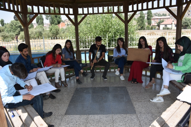 Öğrencilerini santur eşliğinde sınavlara hazırlıyor