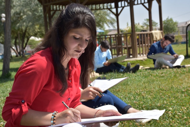 Öğrencilerini santur eşliğinde sınavlara hazırlıyor